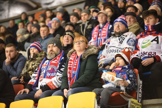 KH Energa Toruń przegrała 1:3 z Comarch Cracovią w rozegranym w piątkowy wieczór meczu Polskiej Hokej Ligi. Goście wygrywali już po pierwszej tercji, a torunianie nie zdołali wyrównać.KH Energa Toruń - Comarch Cracovia 1:3 (0:2, 1:0, 0:1)0:1 Leivo (5), 0:2 Leivo (12), 1:2 Kalinowski (28), 1:3 Domagała (60)POLUB NAS NA FACEBOOKU Nie wiesz, jak skorzystać z PLUSA? Kliknij TUTAJ;nf, a dowiesz się więcej![lista][*] Co dostanę w ramach abonamentu?;nf[*] Dlaczego mam płacić za treści w sieci?;nf[*] Najczęstsze pytania;nf[/lista]