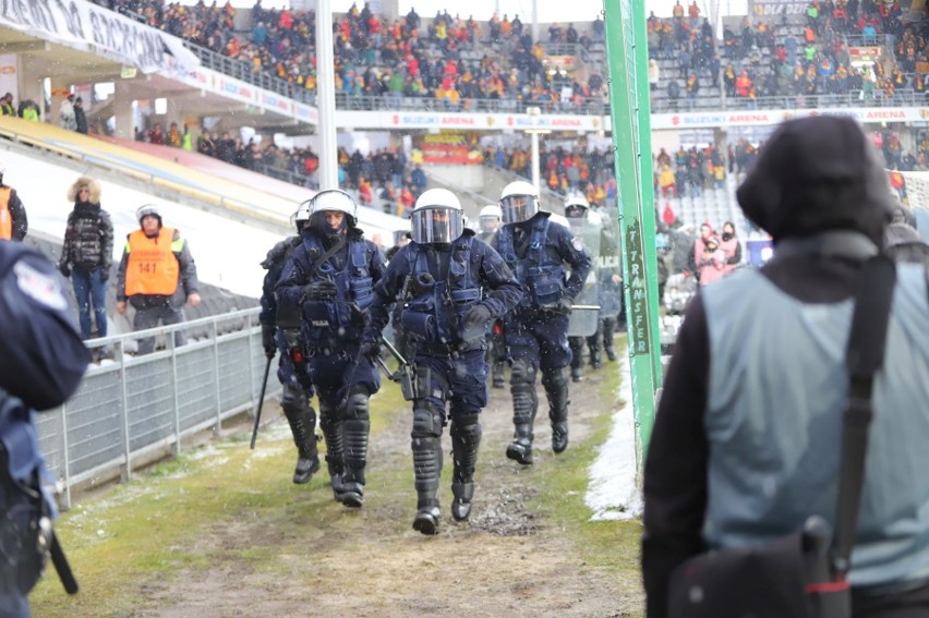 W czasie Świętej Wojny między Koroną Kielce i Radomiakiem doszło do zamieszek. Interweniowała policja. W ruch poszły pałki i miotacze gazu