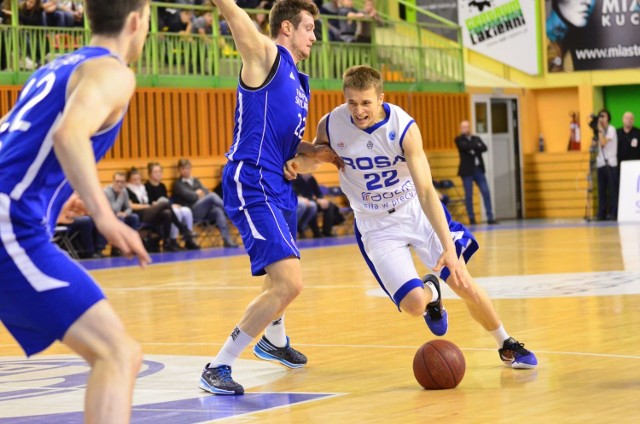 W minionym sezonie Rosa Radom grała w FIBA Europe Cup. Teraz będzie rywalizowała w Lidze Mistrzów. Na zdjęciu z prawej strony Daniel Szymkiewicz, rozgrywający radomskiej drużyny.