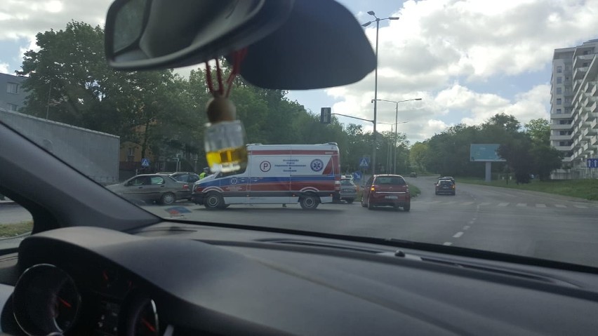 Kolizja na skrzyżowaniu ulic Sczanieckiej i Emilii Plater w Szczecinie. Kraksa w centrum i kłopoty z przejazdem