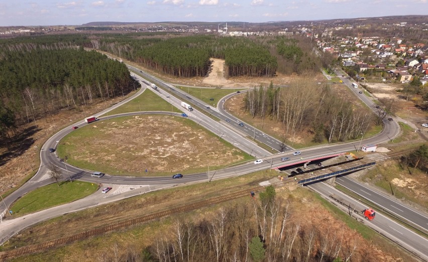 DK1, biegnąca m.in. w pobliżu zbiornika Pogoria w Dąbrowie...