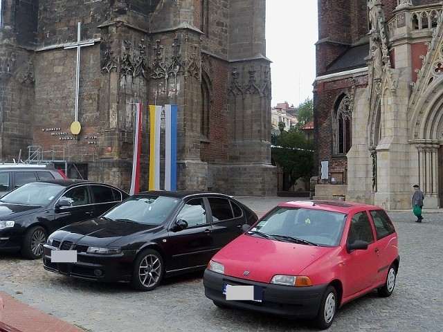 Zarówno prałat Mikołaj Mróz, jak i nyscy samorządowcy są zgodni co do jednego: parkujące prawie pod wrotami zabytkowego kościoła samochody to nieporozumienie.