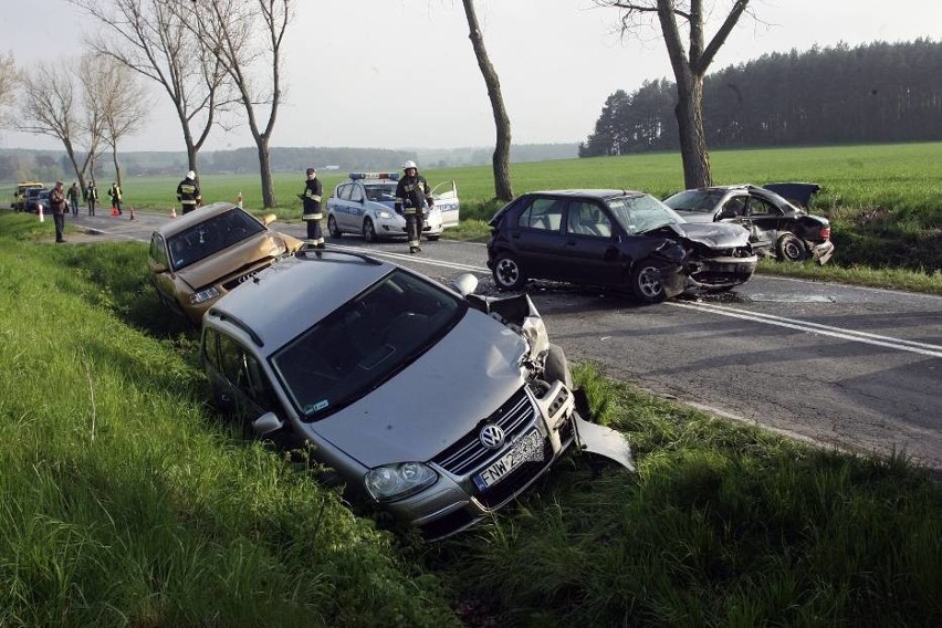 Wypadek pod Legnicą. Zderzenie 4 aut, 6 osób rannych