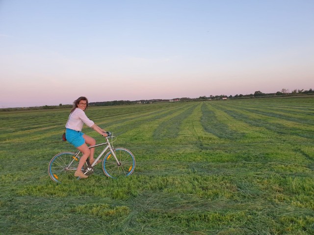 Dominika Kiss-Orska m.in. na rowerze przemierza nieprzetarte szlaki. 21 czerwca z cyklu „Kultura na świeżym” poprowadzi wycieczkę rowerową do kilku miejsc, które opisała w pierwszej części „Za winklem, po schódkach”