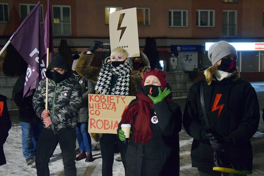 Ogólnopolski Strajk Kobiet w Stargardzie wsparty przez szczecińskie fundacje RÓWNIE, Pełnia Wyrazu oraz Młodą Lewicę - Zachodniopomorskie