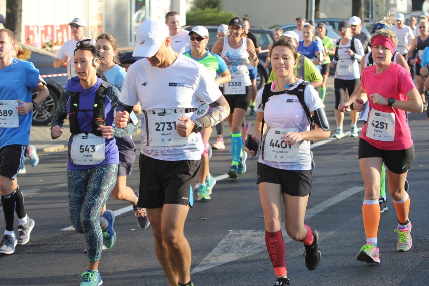 Zdjęcia z maratonu w Poznaniu 2018 - biegacze na pierwszym...