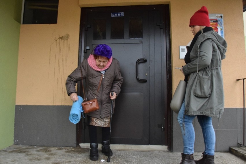 Suwałki. Schorowana staruszka koczuje na klatce schodowej. Rodzina zmarłego konkubenta zabrała klucze do ich mieszkania