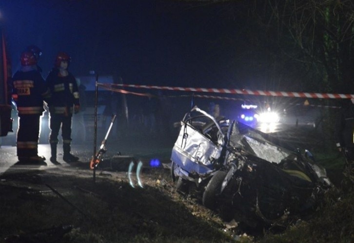 Tragiczny wypadek. Peugeot zderzył się z ciężarówką. Nie żyje 18-latek [zdjęcia]