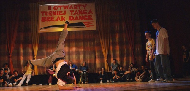 Takie umiejętności na scenie zaprezentowali uczestnicy II Otwartego Turnieju Tańca Break &#8211; Dance. 