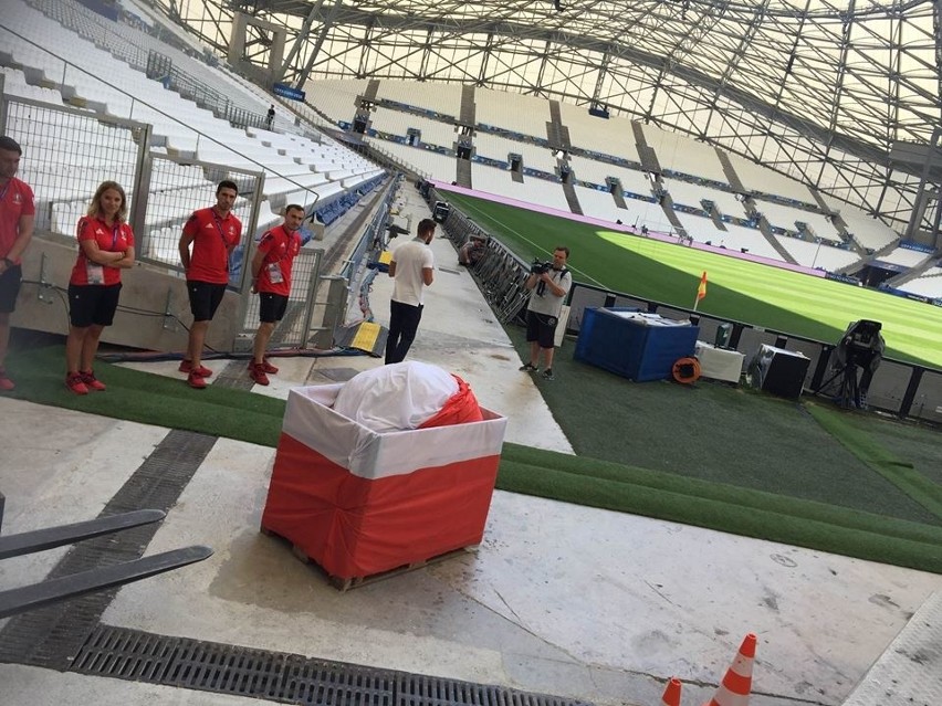 Gigantyczna flaga Polski już w drodze na Euro 2016. Czy...