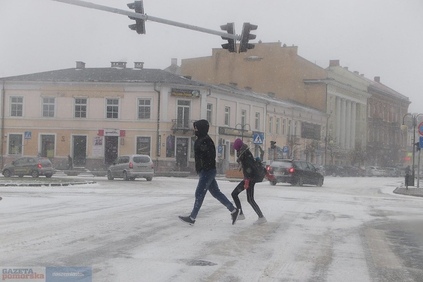 Zima atakuje we Włocławku - śnieg na ulicach, 8 lutego 2021...