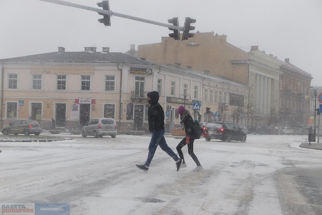 Zima atakuje we Włocławku - śnieg na ulicach, 8 lutego 2021 r.