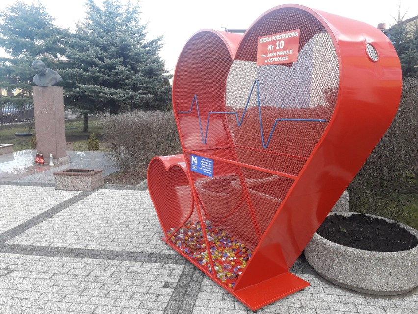 Ostrołęka. Przed budynkiem Szkoły Podstawowej nr 10 stanęły dwa czerwone, metalowe serca. Służą do zbierania plastikowych nakrętek