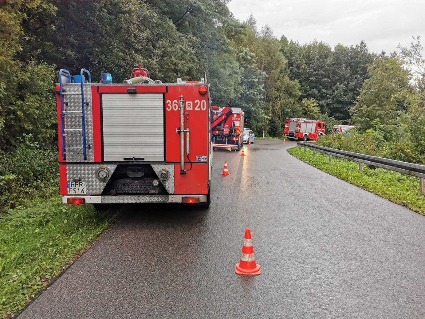Zderzenie toyoty z mazdą w Huwnikach koło Przemyśla. Pogotowie ratunkowe zabrało do szpitala dwie osoby [ZDJĘCIA]