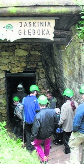 Zwiedzanie Jaskini Głębokiej w Podlesicach koło Kroczyc co roku cieszy się bardzo dużą popularnością. To duża atrakcja