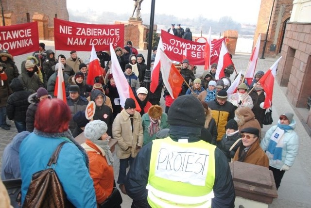 Niepełnosprawni i ich rodzice protestowali pod Ratuszem w lutym