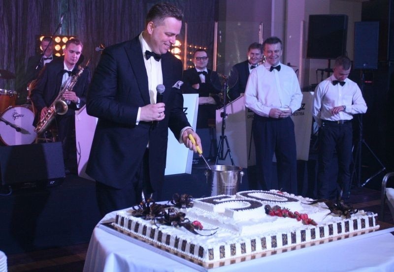 Prezes Bertus Servaas z okazałym tortem z okazji 50 urodzin,...