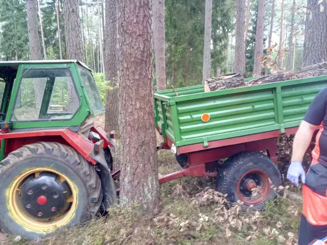 Do tragicznego wypadku doszło w piątek w lesie w okolicach miejscowości Smęcino koło Tychowa.Ze wstępnych ustaleń wynika, że podczas prac prowadzonych w lesie doszło do nieszczęśliwego wypadku. Mężczyzna został przygnieciony przez przyczepę z drewnem. Przyczepa docisnęła mężczyznę do drzewa. Niestety zginął na miejscu.Okoliczności zdarzenia ustala policja.Zobacz także Białogard: wypadek na terenie opuszczonej fabryki. Chłopiec rozciął sobie tętnicę szkłem