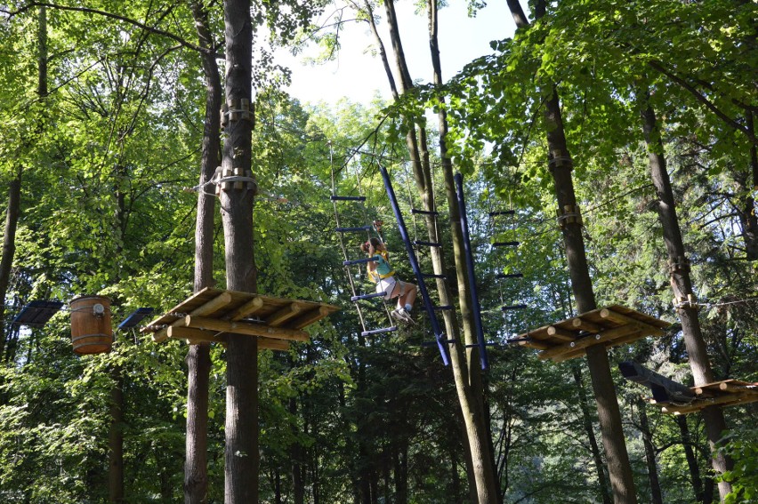 Park linowy na Zarabiu. Znajdują się tu trzy trasy o różnym...