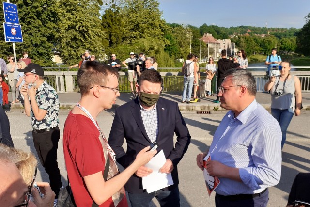 Posłowie Mirosław Suchoń (z prawej) oraz Przemysław Koperski (w środku) podczas cichego protestu w Cieszynie na Moście Przyjaźni