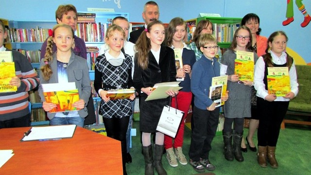 Nagrodzeni i wyróżnieni stanęli do pamiątkowej fotki z burmistrzem i dyrektorką biblioteki.