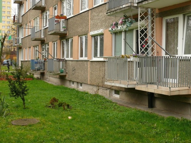 W Stalowej Woli na osiedlu Centralnym są tak nisko położone balkony na parterze, że złodziej niema może wejść jak po schodach do mieszkania.