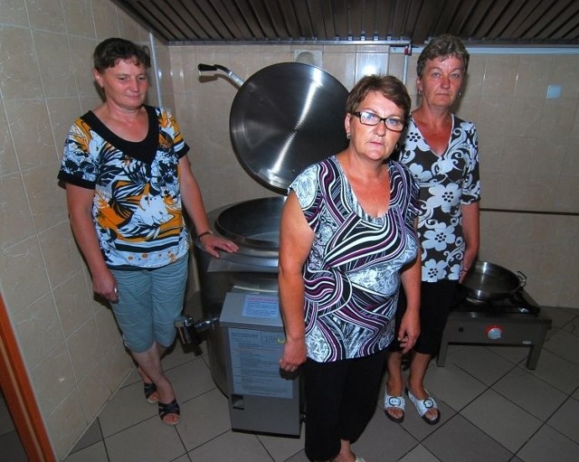 Elżbieta Toś, Zofia Adamczyk, Małgorzata Wolska &#8211; kucharki ze Szkoły Podstawowej w Koprzywnicy walczą o pracę.