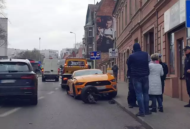 Do niebezpiecznej sytuacji doszło w czwartek, 19 marca, na ul. Moniuszki. Kierujący fordem uderzył w lampy, znaki drogowe i wjechał na chodnik. Koło forda uderzyło w przejeżdżającą mazdę.Kolizja miała miejsce z samego rana. Kierujący fordem jechał ul. Moniuszki w kierunku skrzyżowania z al. Konstytucji 3 Maja i ul. Fabryczną. Z niewyjaśnionych jeszcze stracił kontrolę nad pojazdem i uderzył w lampy i znaki drogowe. Siła uderzeń była duża, bo z forda oderwało się koło. Koło uderzyło w przejeżdżającą mazdę. Na szczęście nikt nie ucierpiał. Policjanci ustalają, jak doszło do zdarzenia. Zobacz wideo: Jak udzielać pierwszej pomocy ofiarom wypadkówCzytaj także: Korytarz życia na drodze. Jak go utworzyć? Wystarczy przestrzegać kilku zasad!Zobacz wideo: Jak się zachować, kiedy jesteśmy świadkami wypadku?Wideo:Dzień Dobry TVN