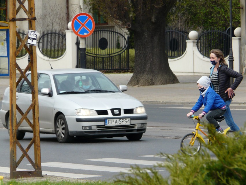 Pabianice koronawirus. Mieszkańcy Pabianic noszą maseczki, dostosowali się do obostrzeń 