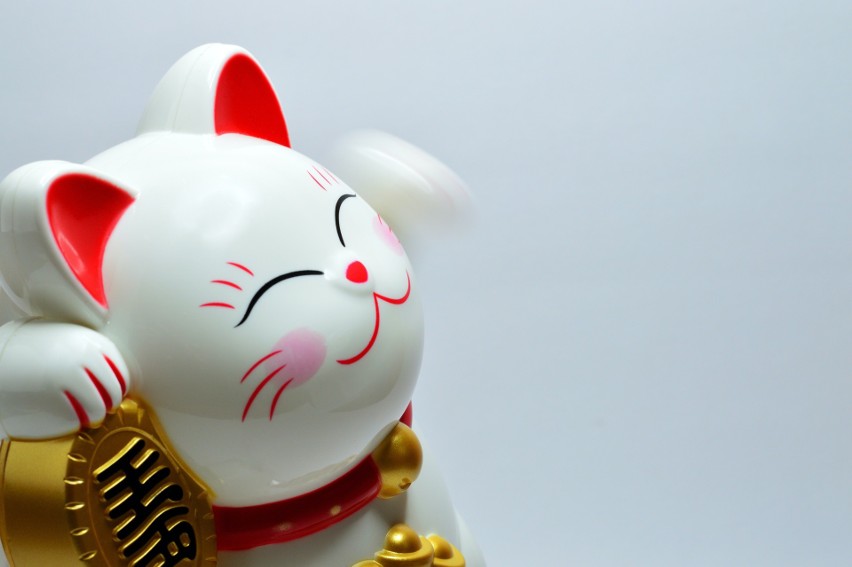 Kotek z uniesioną łapką to chiński symbol szczęścia, który...