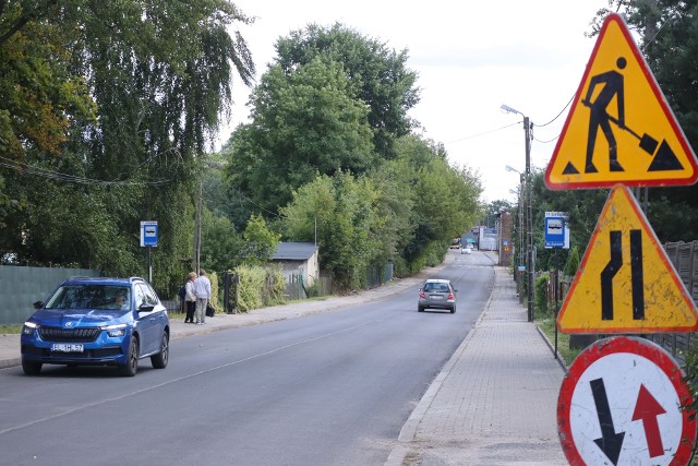 Na Okulickiego położono nowy asfalt, ale nawierzchnia nadal - zdaniem kierowców - jest nierówna