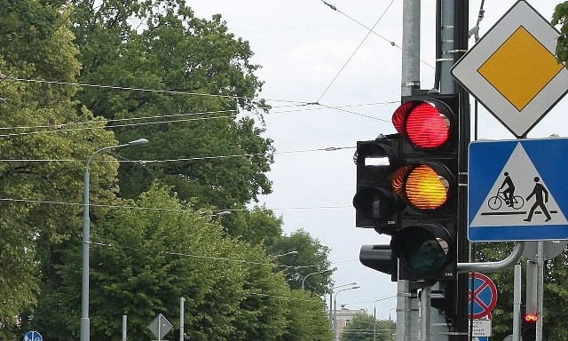 56-latek z Torunia przejechał w Chełmnie ciężarówką na „czerwonym” świetle a później próbował uniknąć mandatu wręczając policjantowi łapówkę.