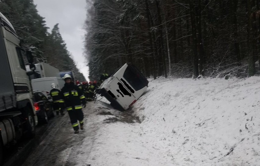 Karambol 5 pojazdów w Kopisku: Zderzyły się 3 osobówki, tir...