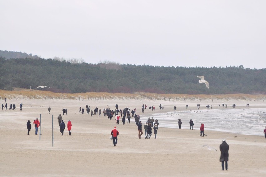 Święta nad morzem. Plaża i promenada w Świnoujściu pełne spacerowiczów [WIDEO, ZDJĘCIA]