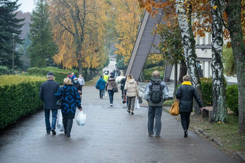 Cmentarze znów są otwarte