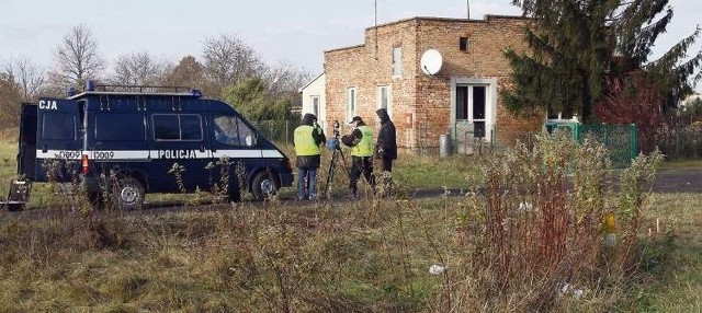 W jednym z domów przy ulicy Polnej w  Dęblinie znaleziono zmasakrowane zwłoki 15-letniego Karola J., 47-letniej Haliny J. oraz 89-letniej Wacławy S.