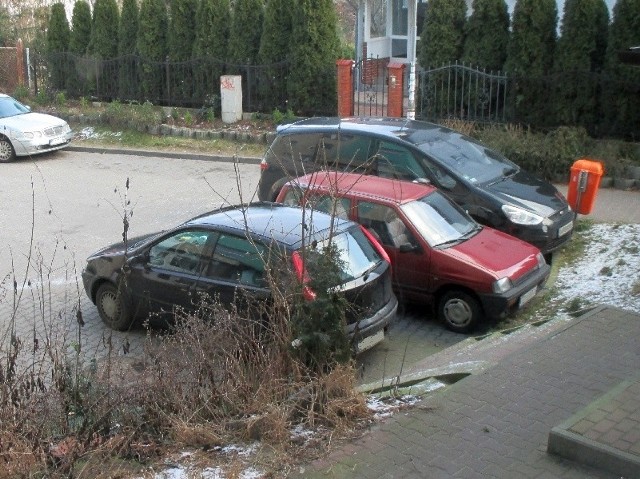 Autodrań zaparkował na wprost schodów. I jak tu przejść?