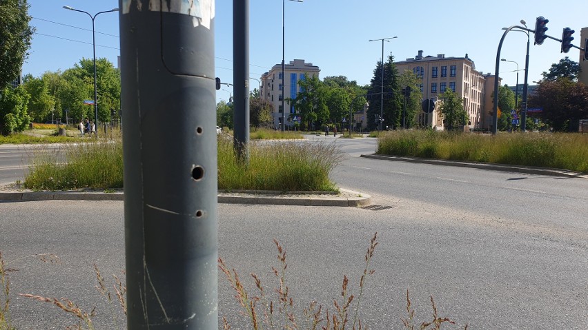 Zdemontowali przyciski dla pieszych na Narutowicza w Łodzi. Na skrzyżowaniach z Kilińskiego i Narutowicza nie trzeba już wciskać i czekać