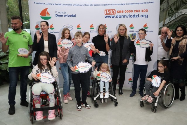 Fundacja Dom w Łodzi przedstawiała ambasadorów akcji "#Chmurka-pełnia życia". To dzieci, które będą sprawdzać, czy popularne atrakcje są dostępne dla niepełnosprawnych