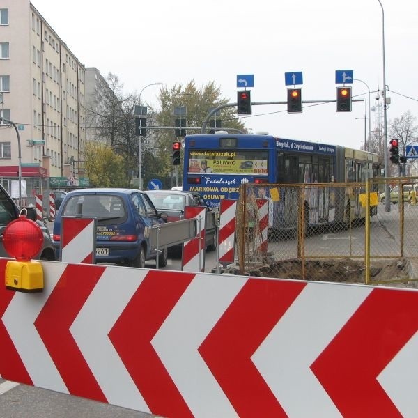 Zamknięta jezdnia pod budynkiem KRUS