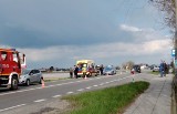 Wypadek z udziałem motocyklisty na krajówce pod Krakowem. Ranny motocyklista, jego pojazd wpadł na pobliskie pola