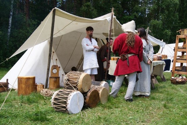 W Leśnie zobaczysz nie tylko widowiskowe potyczki wojów, ale też podpatrzysz, jak dawniej pracowali rzemieślnicy.