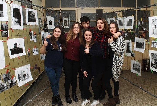 Od lewej: Małgosia, Kasia, Karolina, Filip, Marta i Agnieszka prezentują swoje zdjęcia wykonanie w ciemni fotograficznej. 