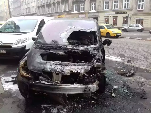 Pożar Samochodu Na Nadodrzu [Foto] | Gazeta Wrocławska