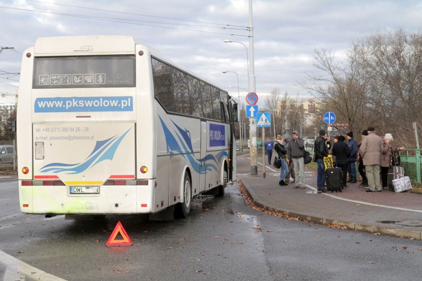 Wypadek busa i autobusu na moście Osobowickim [ZDJĘCIA]