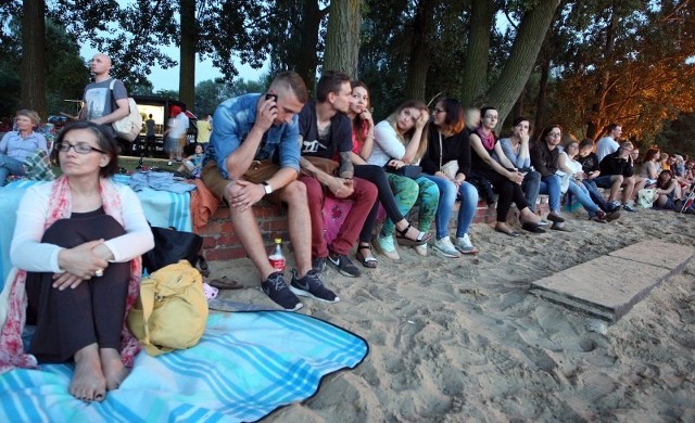 VIII Dąbskie Wieczory FilmowePrzez cztery dni podczas imprezy odbywały się pokazy filmów i spotkania z ich twórcami na plaży w Dąbiu oraz w klubie Delta.  