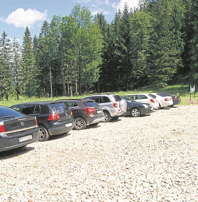 Parking, jaki powstał u stóp Nosala, jest dla turystów idących przez Kuźnice w góry bardzo wygodny. Niestety, nie podoba się sąsiadom nieruchomości, którzy chcą jego szybkiej likwidacji