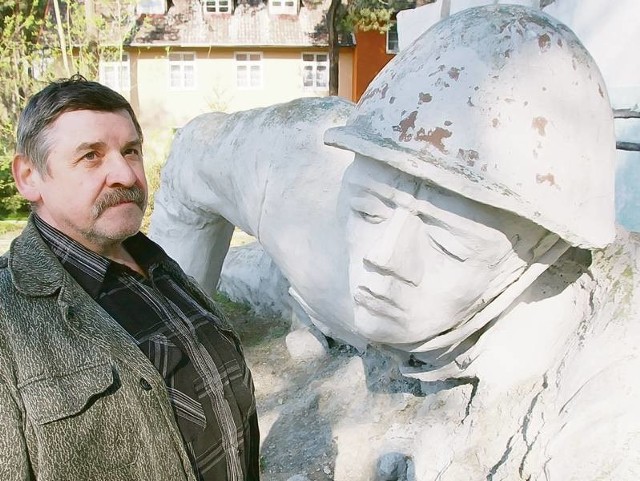 - Pomnik nikomu nie wadzi. Zaczyna się sypać, dlatego musimy go wyremontować - przekonuje Andrzej Antosiak, prezes straży ochotniczej w Kęszycy Leśnej.