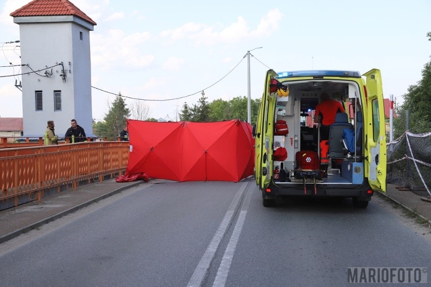 Wypadek w Kępie. Motocyklista uderzył w barierę mostu. 21-latek zmarł w szpitalu w Opolu