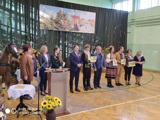 Nagrody wręczyła podczas Mokoszyńskiego Święta Plonów dyrektor szkoły Alicja Szatan  pierwsza  z prawej i nauczyciele koordynujący konkurs.